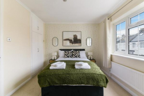 Location Location Location! Sleeps 5 with Parking